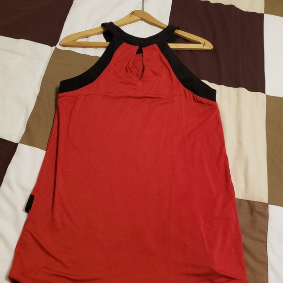Red/Black top with asymmetrical hem - Picture 2 of 4
